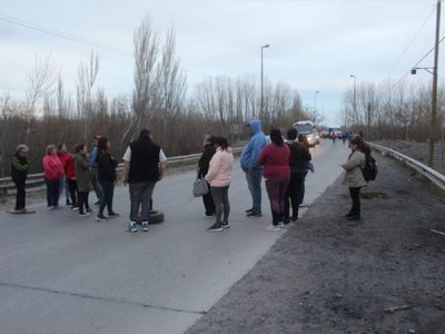 Vecinos de Centenario cortaron el tránsito en el puente hacia Cinco Saltos