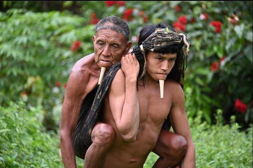 Tawy Zoé, un joven indígena de la Amazonia de Brasil, cargó a su padre en la espalda