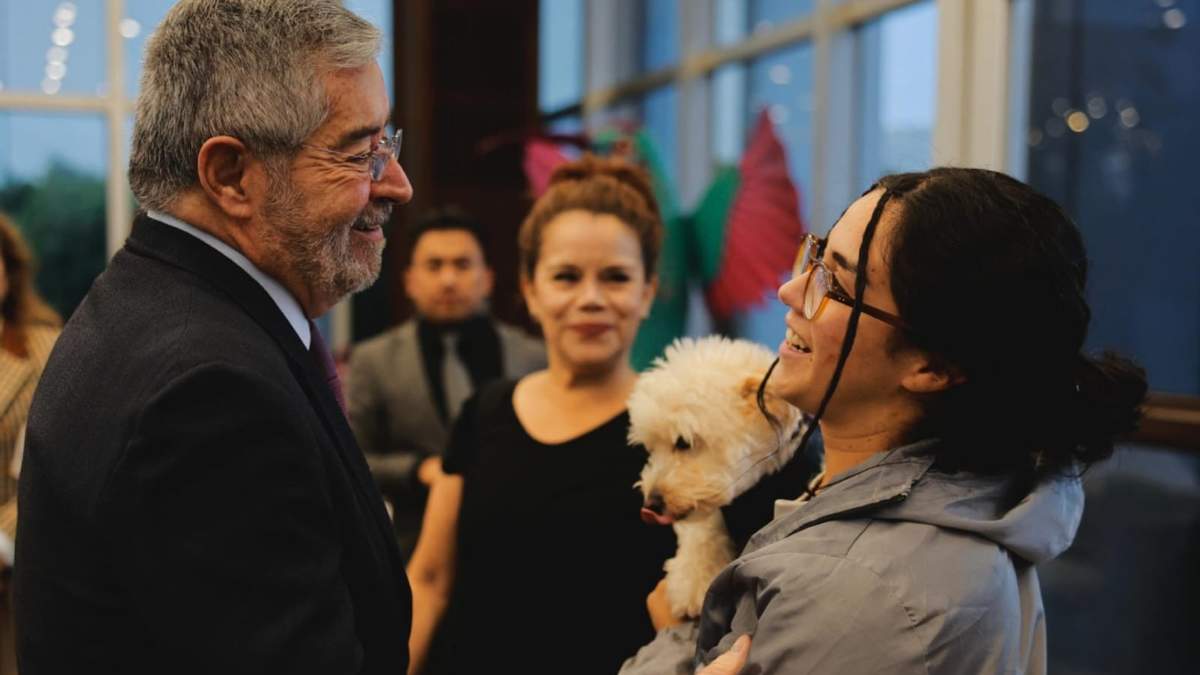 Las personas mexicanas fueron recibidas por sus familiares, amistades y el canciller Juan Ramón de la Fuente en la Base Áerea Militar en el Aeropuerto Internacional de la Ciudad de México