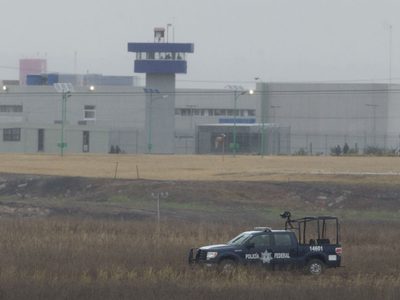 El Chapo va de celda en celda, acechado por un perro y rodeado de 35 custodios