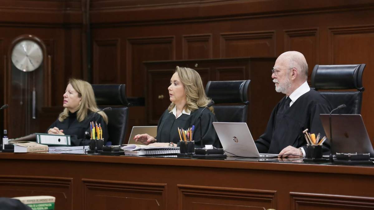 Los ministros Loretta Ortiz, Yasmín Esquivel y Juan Luis González Alcántara Carrancá en la sesión de este martes