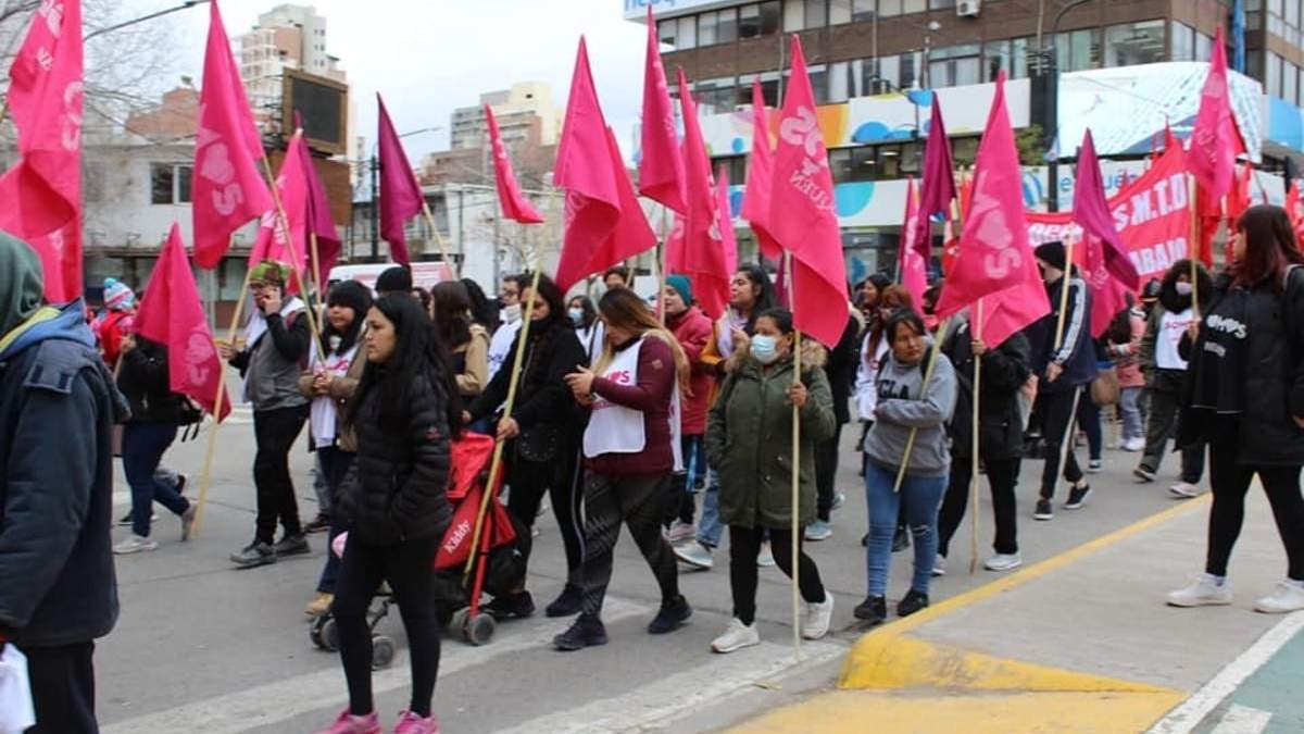 Marcha de Somos Barrios de Pie por el centro de Neuquén. Fuente: (Facebook)