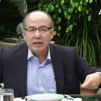 Calderón dice que le molesta que lo llamen alcohólico, pero reta a cualquiera a una competencia