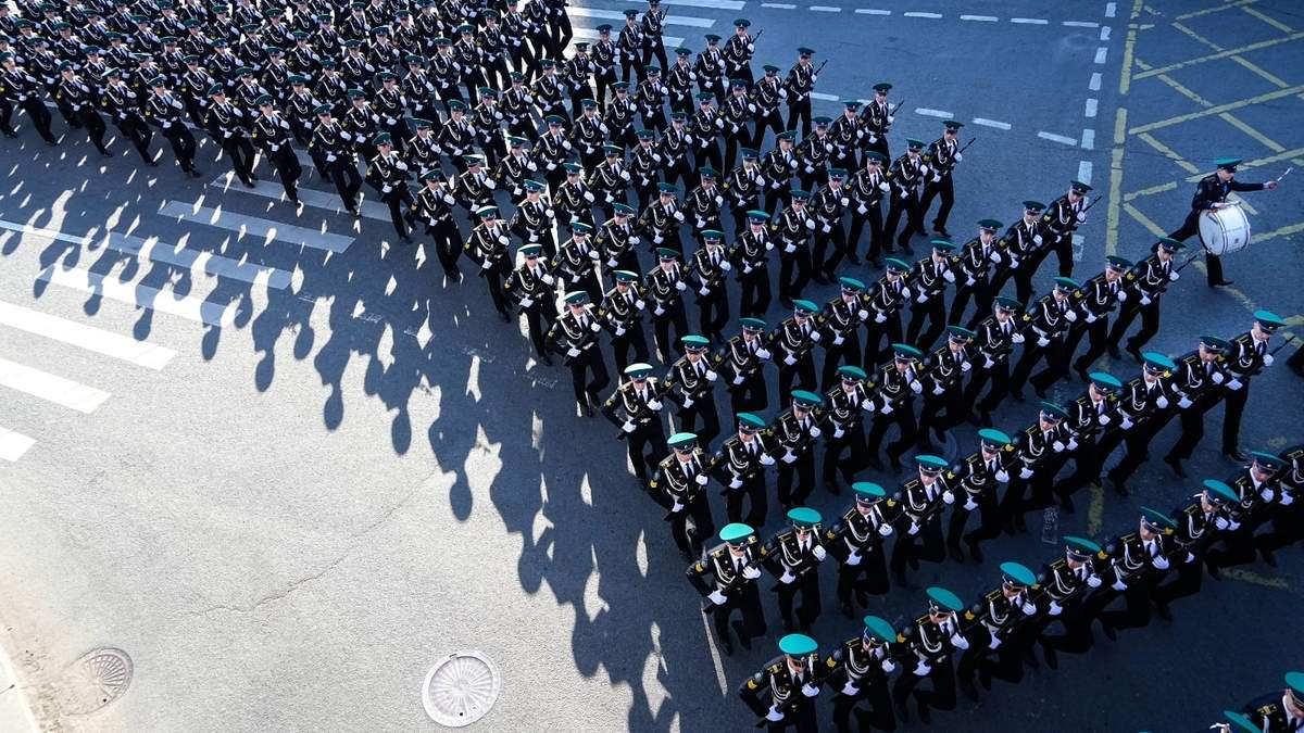 Soldados rusos marchan hacia la Plaza Roja para asistir a un ensayo general para el desfile militar del Día de la Victoria en Moscú, Rusia, el domingo 7 de mayo de 2023. El desfile tendrá lugar en la Plaza Roja de Moscú el 9 de mayo para celebrar los 78 años de la victoria en la Segunda Guerra Mundial.