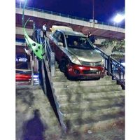 Quiso atravesar en Naucalpan puente peatonal… ¡con todo y taxi!