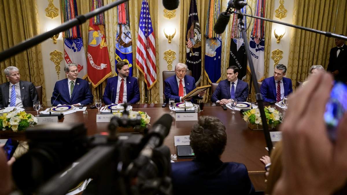 Donald Trump durante una reunión de su gabinete con el presidente de Argentina, Javier Milei, en la Casa Blanca