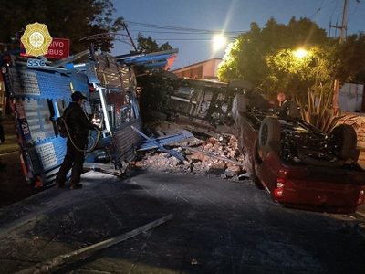 Tráiler nodriza con camionetas nuevas vuelca en Insurgentes sur, en Tlalpan