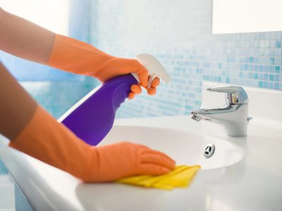 El truco de las abuelas para desinfectar el baño de tu casa en tiempo récord y con solo 1 producto