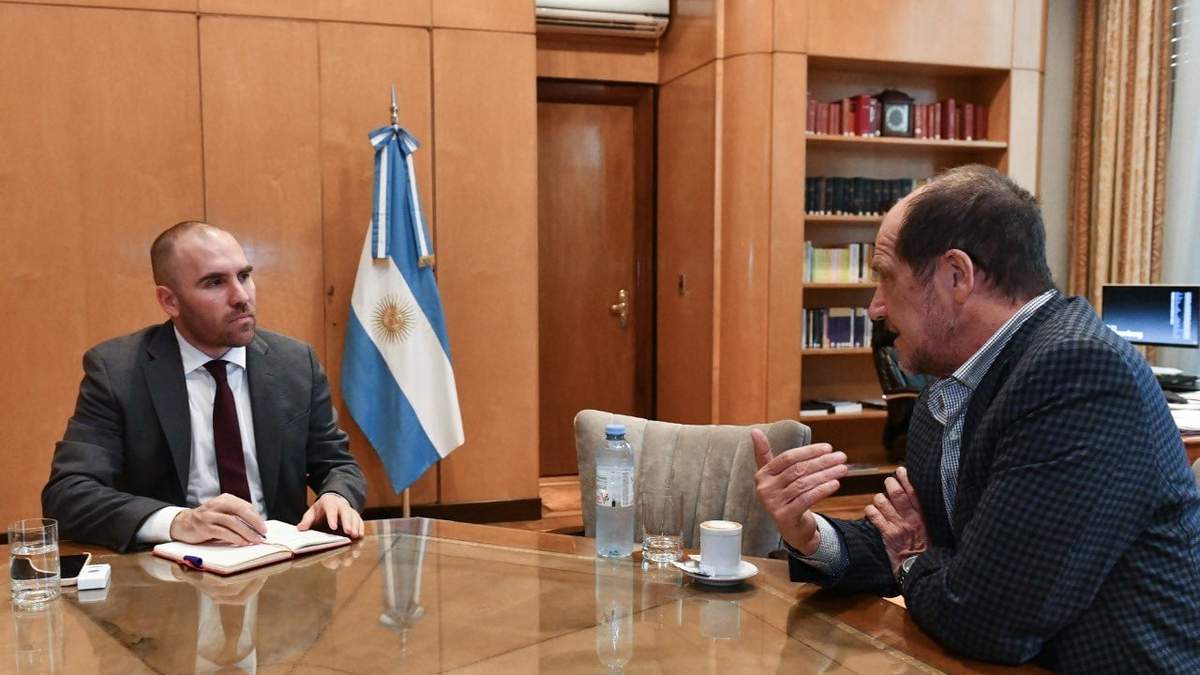 Martín Guzmán, ministro de Economía, junto a Axel Basteiro, Embajador argentino en Bolivia. Fuente: (Twitter)