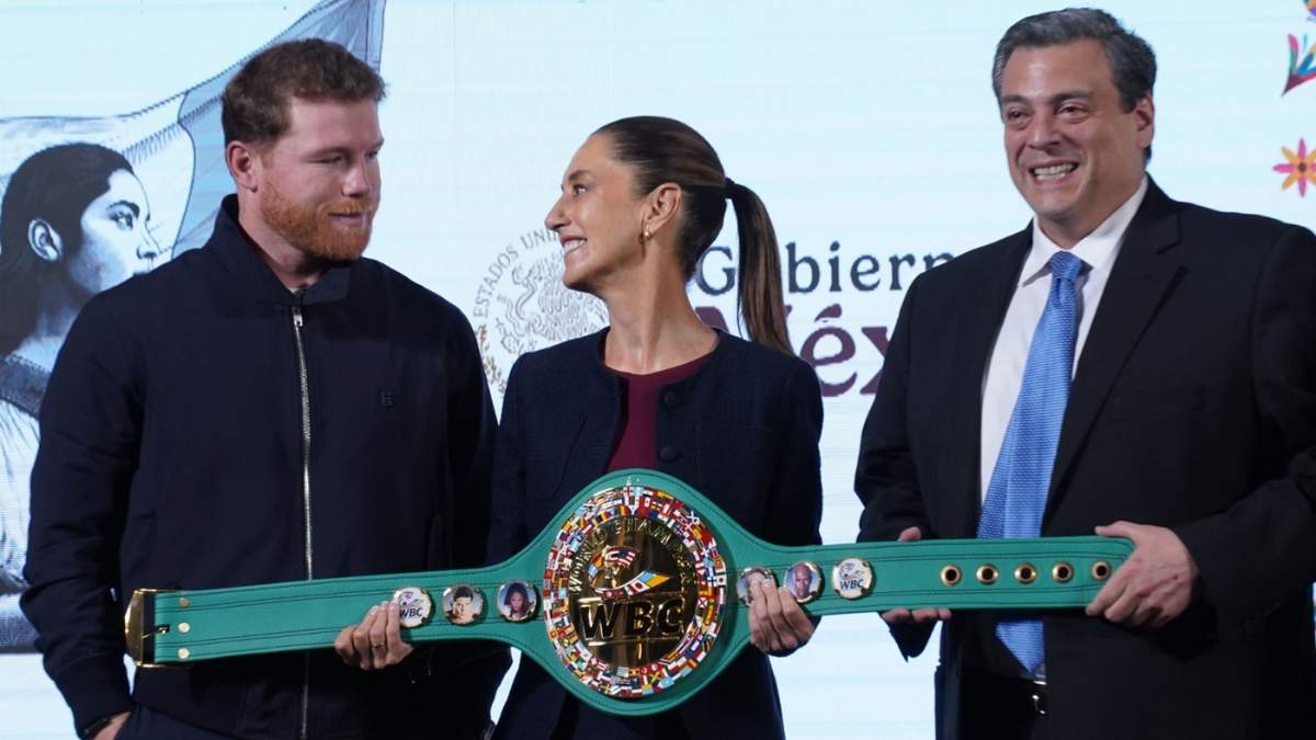 El Canelo con la presidenta Claudia Sheinbaum, al lado Mauricio Sulaimán