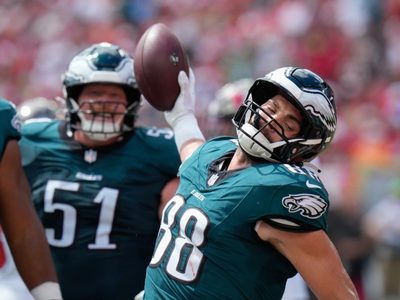 Los Eagles ganan 31-25 a los Buccaneers y mantienen su invicto