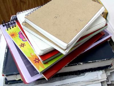 La próxima vez no tires las hojas escritas de un cuaderno viejo, hacé este bonito estante en pocos minutos
