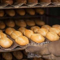 El sector panadero advirtió que la crisis golpea cada vez más fuerte y podría impactar en el precio del pan