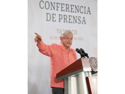 AMLO aumentará salario a maestros, personal de salud, soldados y marinos... pero en 2024