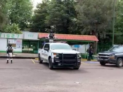 Hallan un cadáver semienterrado junto a la cancha de un Cetis en Michoacán
