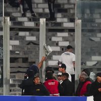 Dos hinchas mueren asfixiados antes de un partido de la Copa Libertadores en Chile