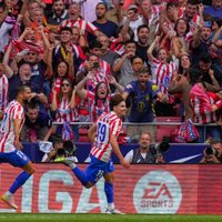 Julián Álvarez anota dos goles y Atlético golea 5-2 al Real Madrid en el derbi madrileño