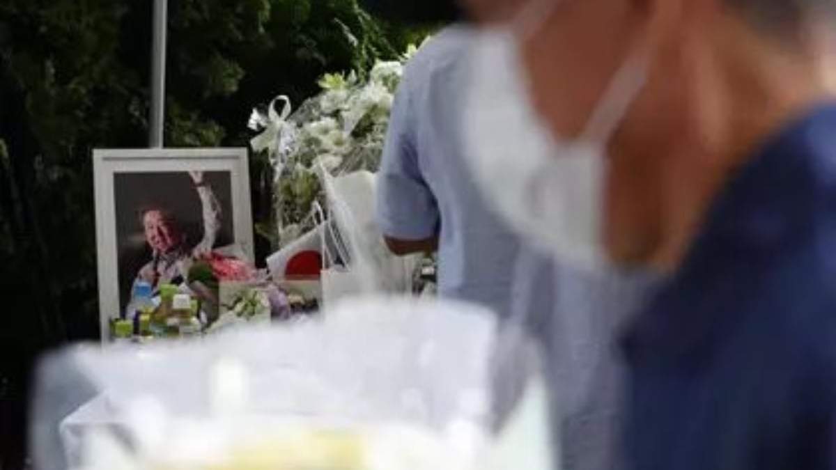 Japoneses dejan flores en un altar cercano al lugar donde el ex primer ministro japonés, Shinzo Abe