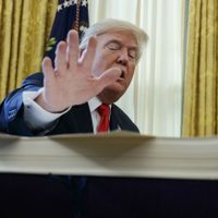 Trump promulga la ley de recorte de impuestos que beneficia a grandes corporaciones y ricos