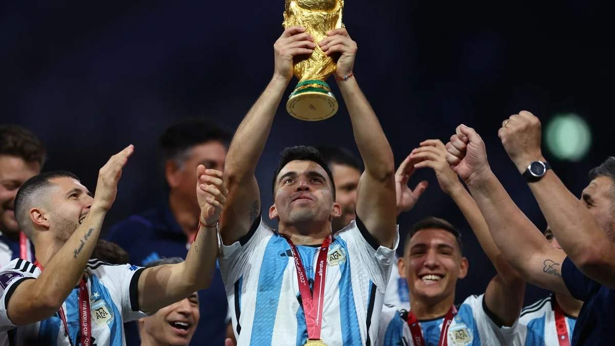 La copa del mundo en manos de un neuquino. Fuente: (REUTERS)