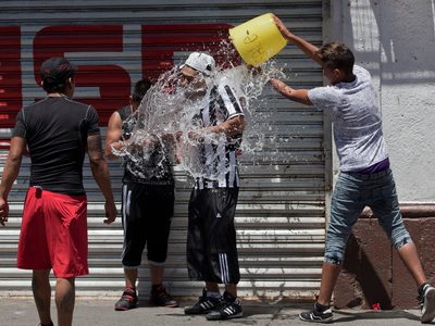 Estas son las sanciones por lanzarse cubetazos de agua este Sábado de Gloria