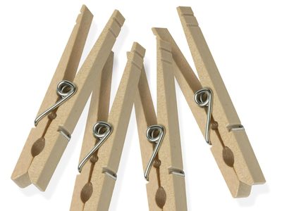 No tires los broches viejos para tender la ropa, transformalos en esta divina deco para tu habitación