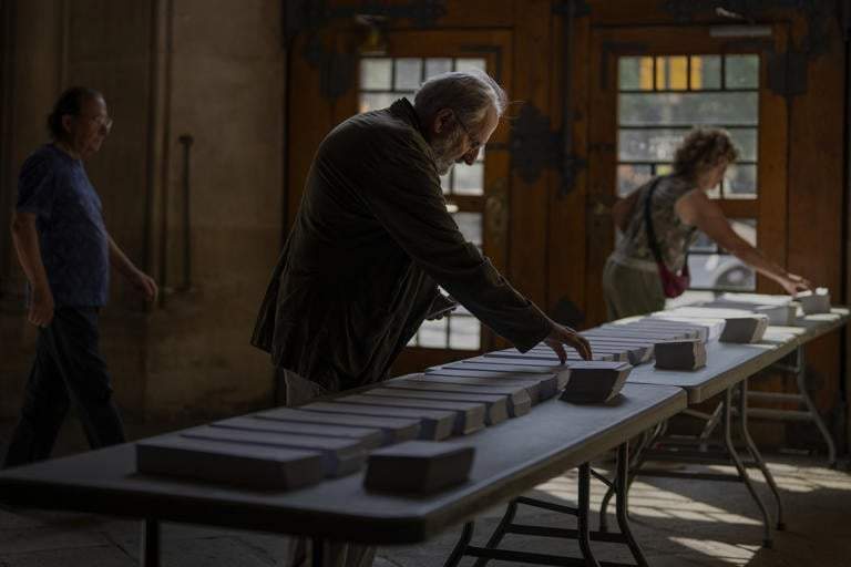 Gente eligiendo boletas para las elecciones parlamentarias en Barcelona, España, el domingo 9 de junio de 2024. Centros de votación de buena parte de la Unión Europea abrieron el domingo mientras los votantes de 20 países participaban en unas elecciones que se esperaba inclinaran el Parlamento Europeo a la derecha y que podrían cambiar el rumbo del bloque comercial más grande del mundo