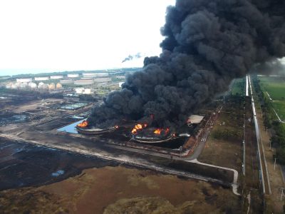 Explota una petrolera en Indonesia y provoca un voraz incendio, hay evacuaciones masivas