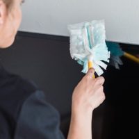 Con 4 ingredientes: el truco casero que elimina las marcas de huellas en vidrios y pantallas