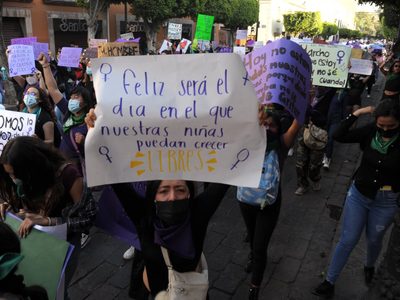 Morena en quiebra ante mujeres y jueces