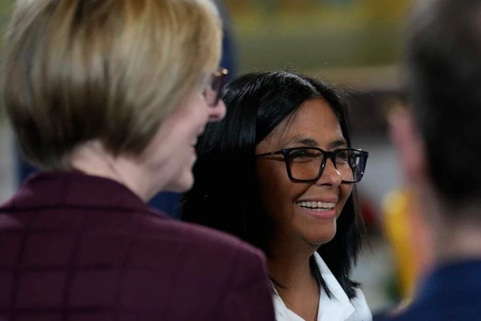 La presidenta interina Delcy Rodríguez sonríe, junto a la encargada de negocios de Estados Unidos, Laura Dogú, tras firmar un acuerdo que permite a Chevron expandir sus operaciones petroleras en Venezuela, en el palacio presidencial de Miraflores en Caracas, Venezuela, el lunes 13 de abril de 2026.