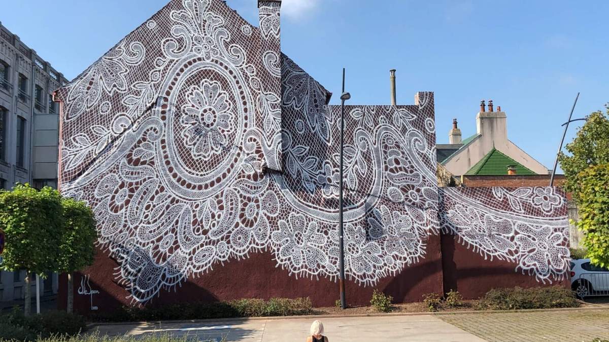 Mural de encaje en una antigua construcción francesa. Fuente: (Instagram)