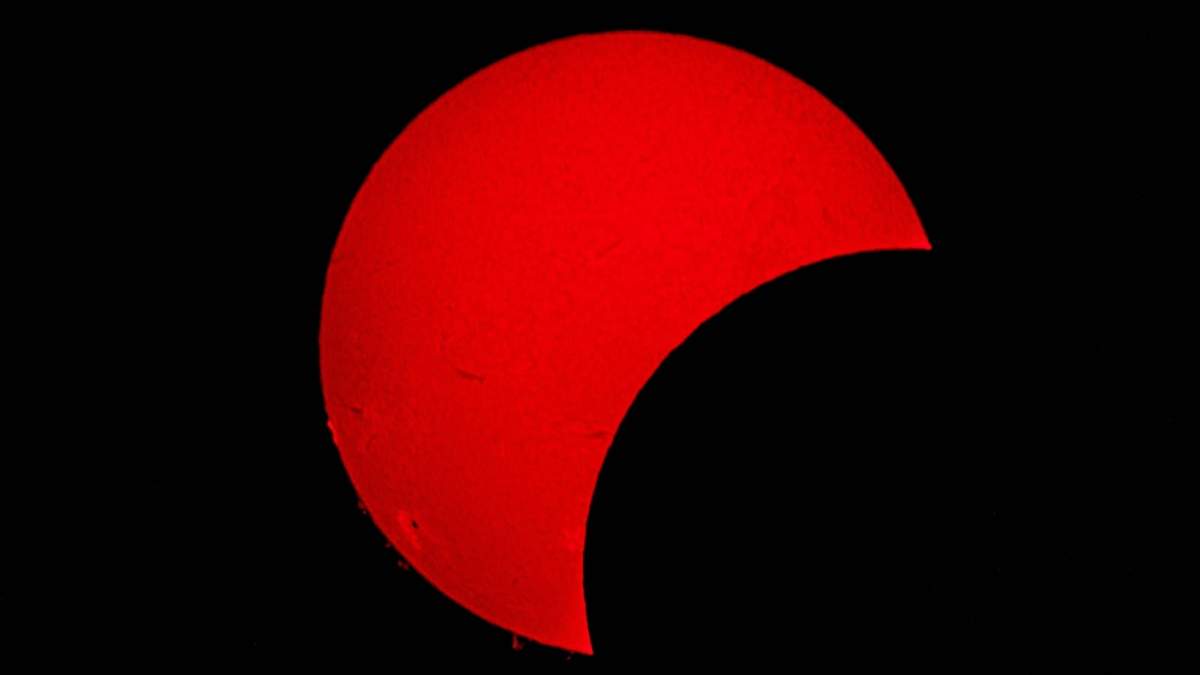 Primer eclipse solar de 2025, capturado en Gloucester, Inglaterra