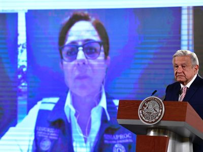"Es politiquería": AMLO rechaza petición de familiares de mineros para que renuncie Laura Velázquez
