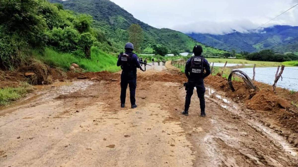 Policías de Michoacán en la carretera Tepalcatepec-Coalcomán