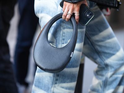 Las bandoleras no van más: mirá cuáles son los bolsos en tendencia que prometen completar todos tus looks en invierno