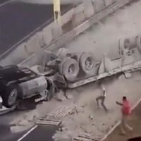 Una mujer resulta lesionada al volcar un tráiler en Texcoco