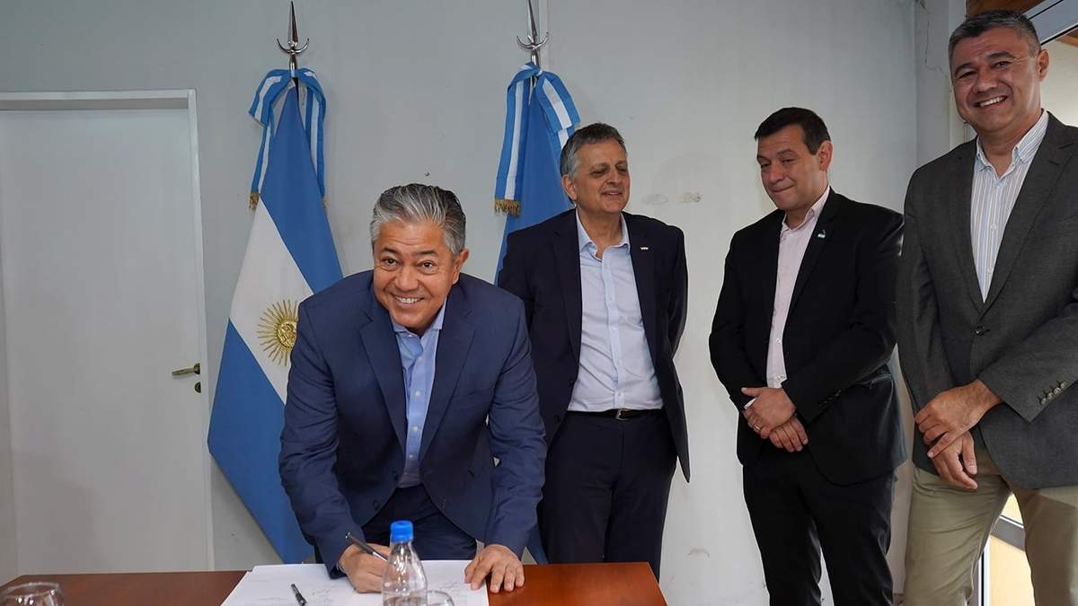 El gobernador Figueroa en la firma del convenio que permitirá construir el gasoducto en Añelo. Fuente: (Neuquén Informa)