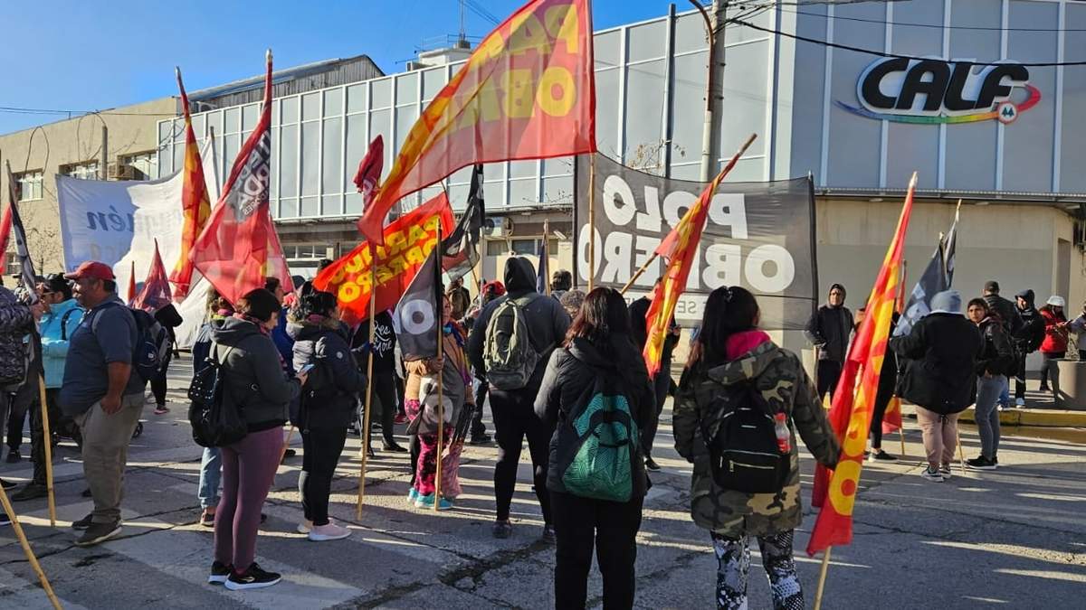 Concentración en los alrededores de CALF. Fuente: (Javier Manzano - Minuto Neuquén)