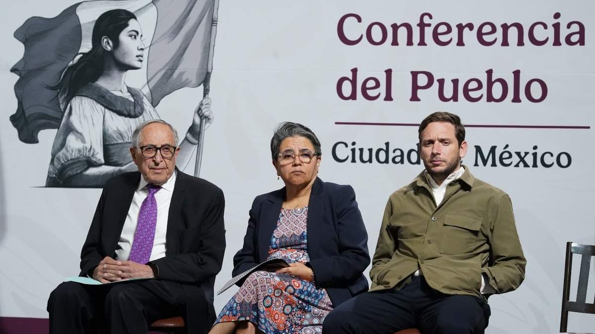 El secretario de Salud, David Kershenobich; la secretaria anticorrupción, Raquel Buenrrostro, y el subsecretario de Salud, Eduardo Clark, en la conferencia maturina de este martes 29 de abril de 2025