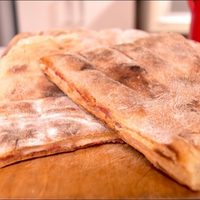 Tortilla parrillera rellena de salame y queso: fácil y económica, acompañá el mate con esta delicia