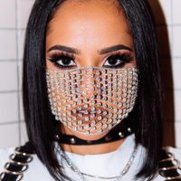 ¿Bebiendo a la par? Becky G y Bad Bunny atrapados en una foto comprometedora