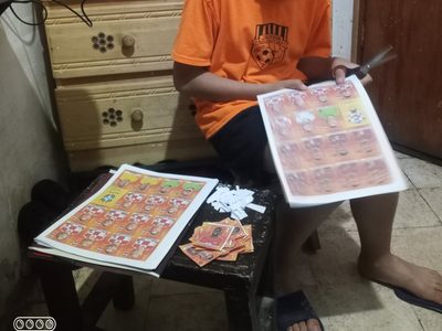 Un padre saca copias a las estampas del álbum Panini para que su hijo pueda llenarlo