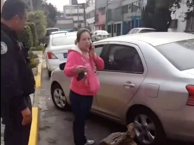 Mujer se viraliza por reclamar a automovilista que se estacionó frente a su casa (Video)