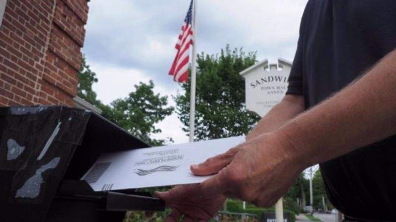 EU: Un hombre deposita su voto en un buzón, Foto: Sue Dorfman/ZUMA Wire/dpa.