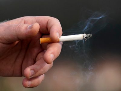 La FDA propone plan para hacer que los cigarros sean menos adictivos; su destino depende de Trump