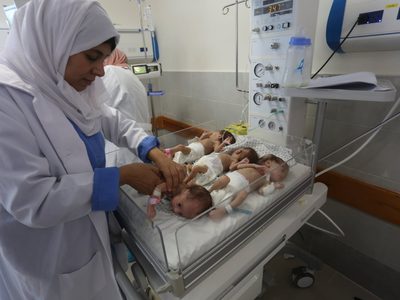Bebés evacuados de Gaza llegan a Egipto