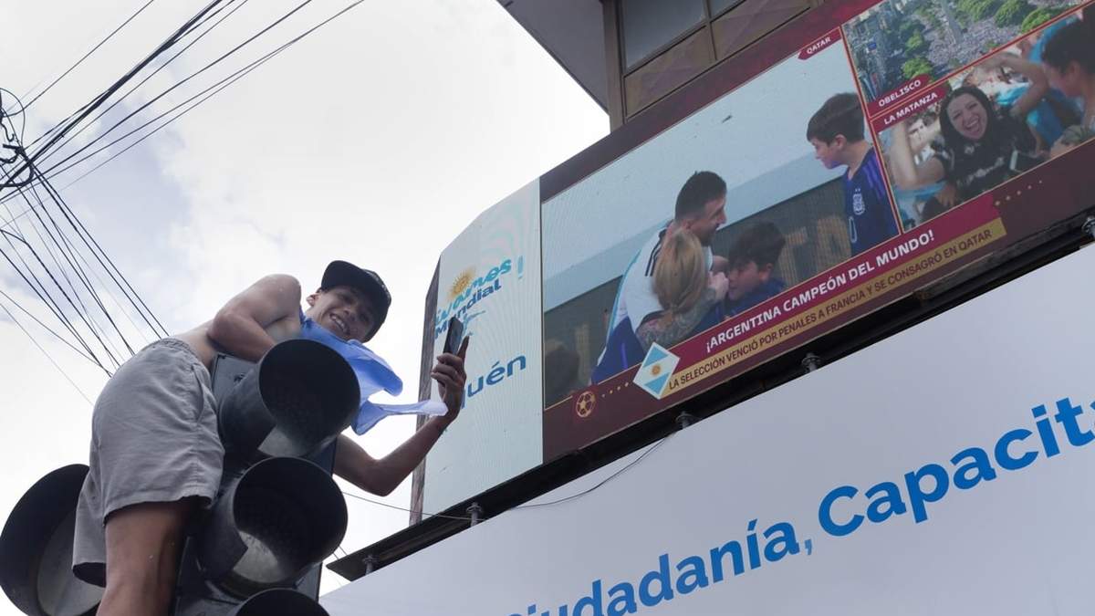 La pantalla se utilizó para ver la transmisión de los festejos durante la final del Mundial de Qatar 2022.  Foto: (Emiliano Ortiz)