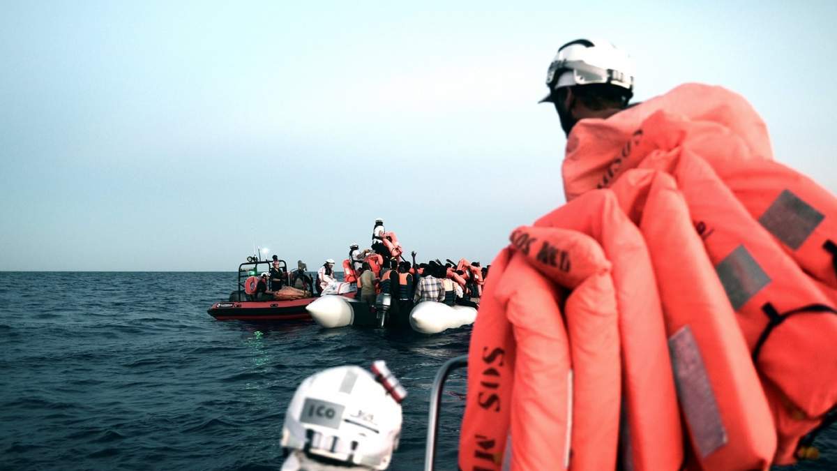 Rescate de migrantes en las costas de Túnez. Fuente: (Twitter)