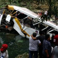 Mueren 20 personas al caer autobús a barranco en Veracruz